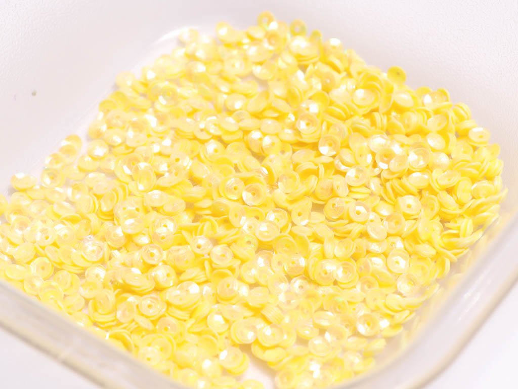 yellow-center-hole-bowl-plastic-sequins