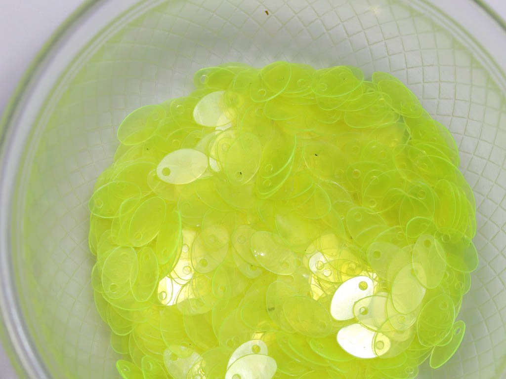 yellow-oval-1-hole-plastic-sequins