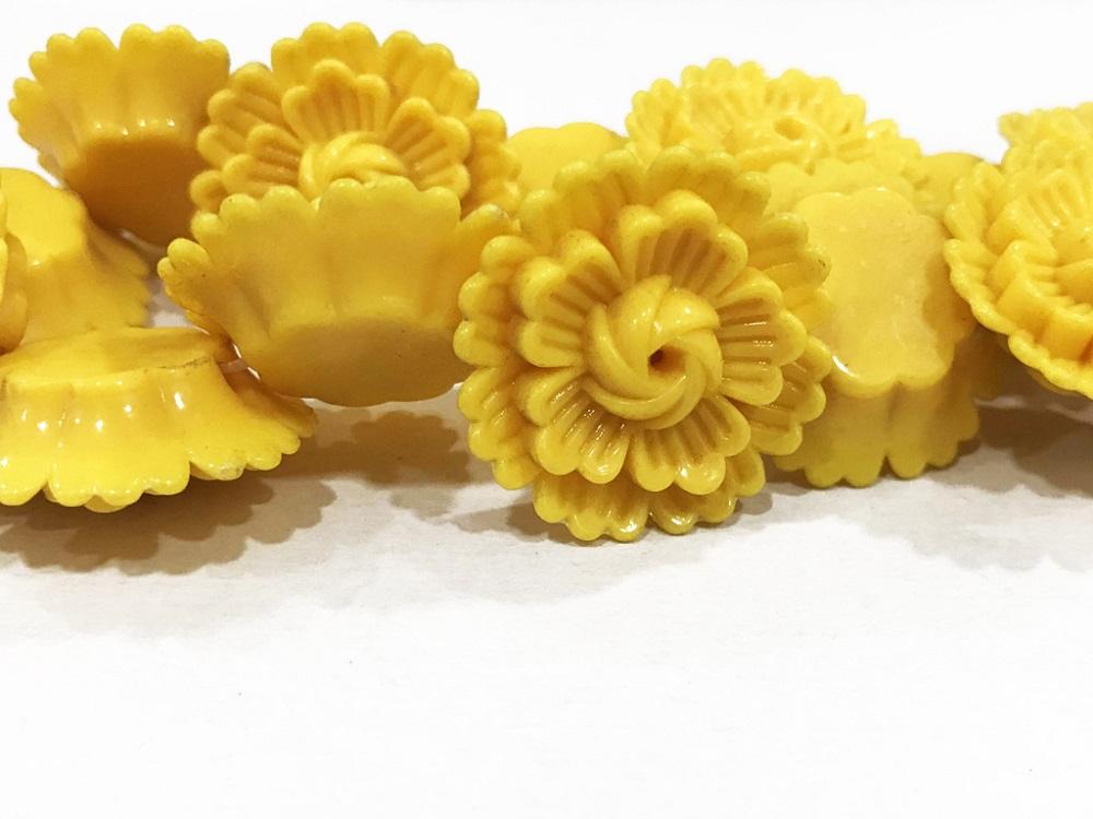 yellow-plastic-flower-stones-26-mm