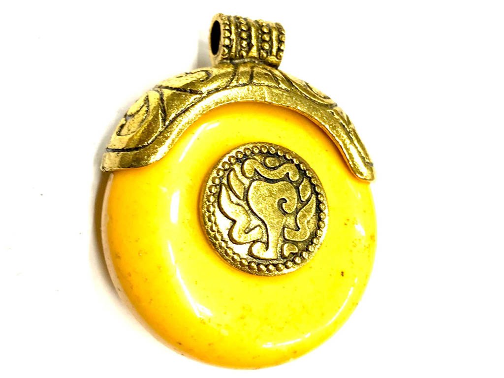 yellow-stone-pendant-with-designer-golden-cap-40x35-mm