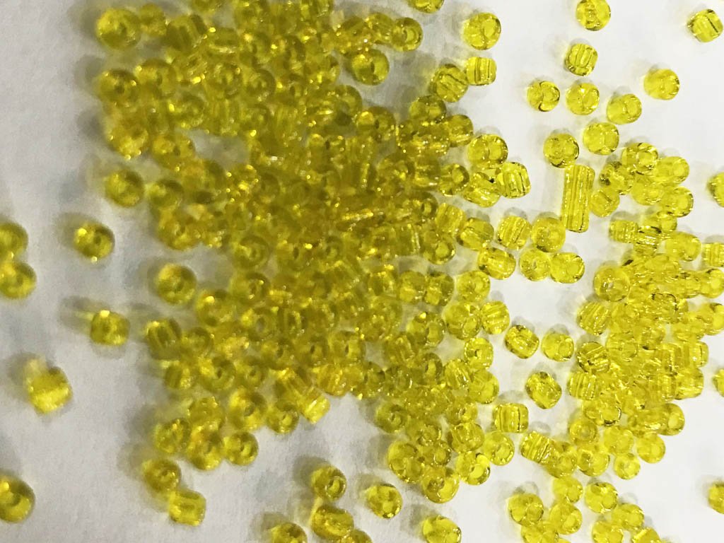 yellow-transparent-round-rocaille-glass-seed-beads
