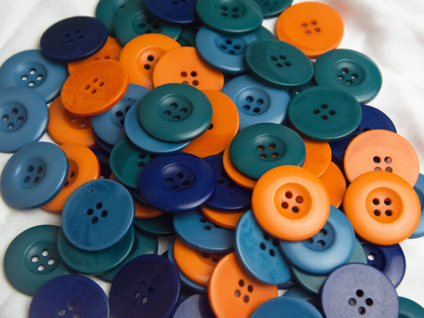 assorted-multicolour-acrylic-chalk-buttons