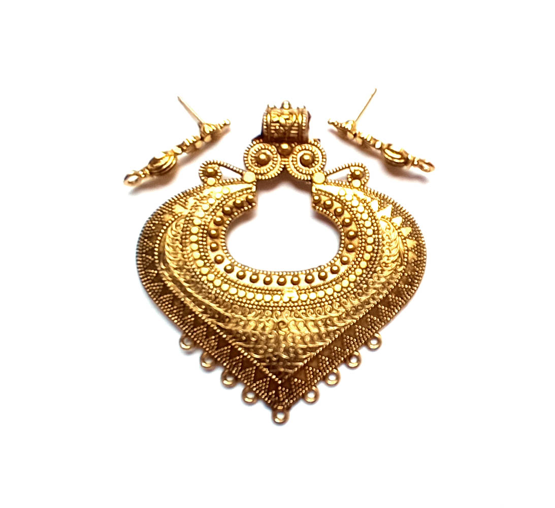 antique-golden-metal-pendant-with-studs