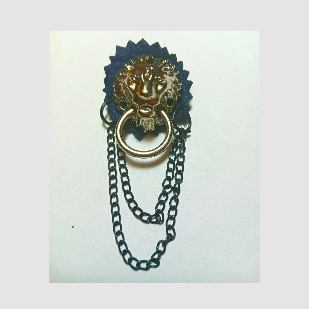 golden-lion-face-brooch-with-silver-chain