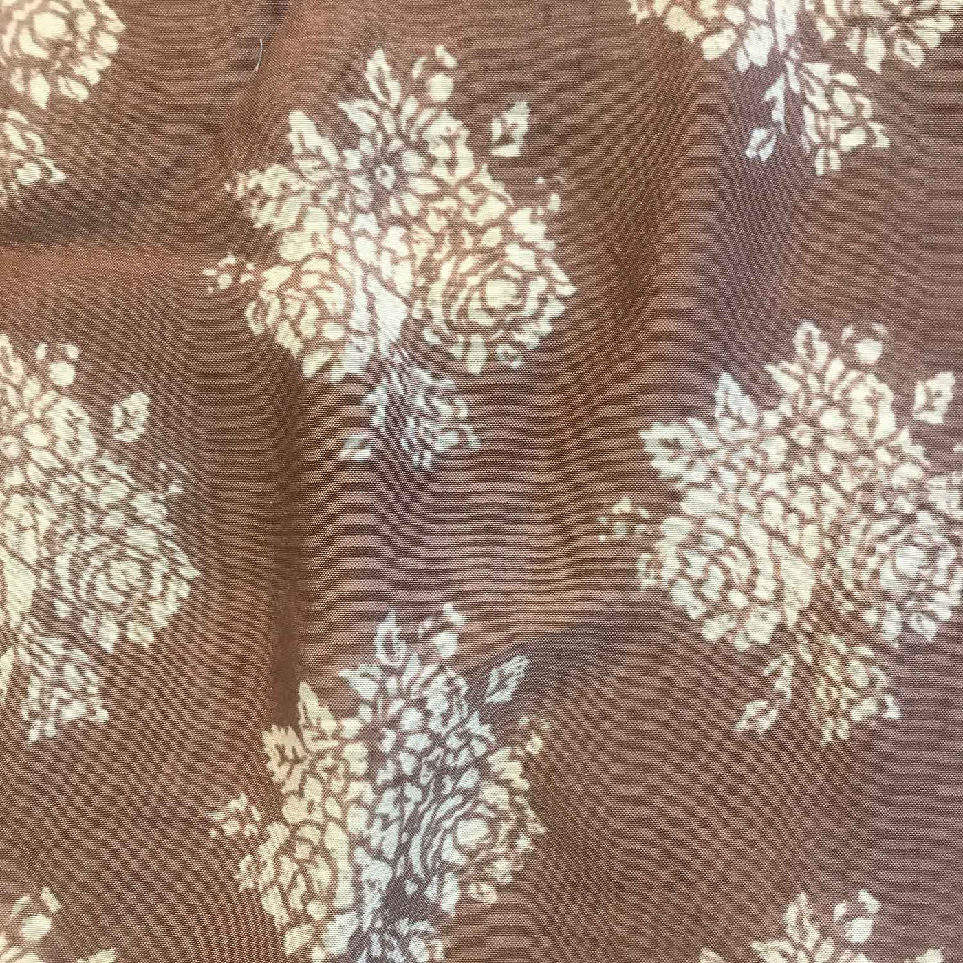 सफ़ेद पुष्प भूरा मलमल रेशमी कपड़ा